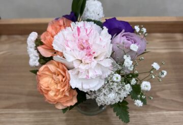 熊取町の美容室「Beauty hair salon rapport」空間へのこだわり｜地元のお花屋さん「りっちゅ」さんの季節のお花を飾っています